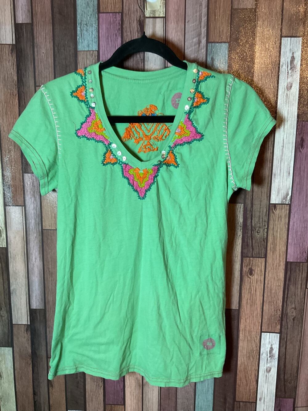 Double D Ranch Shisha Mirror Tee Green Embroidered V-Neck Graphic Top Size Small